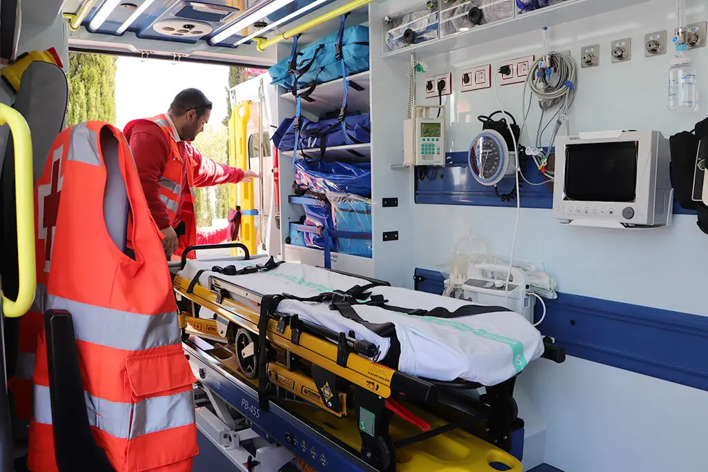 Interior de la veh&iacute;culo con equipamiento de soporte vital b&aacute;sico