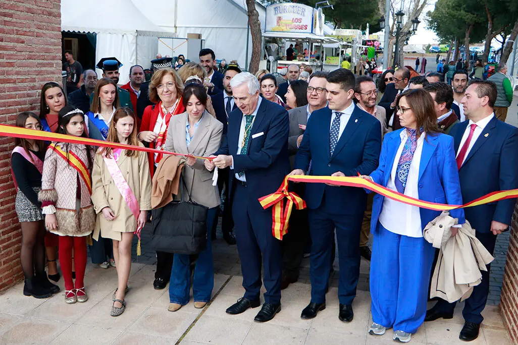 Momento del corte de cinta inaugural