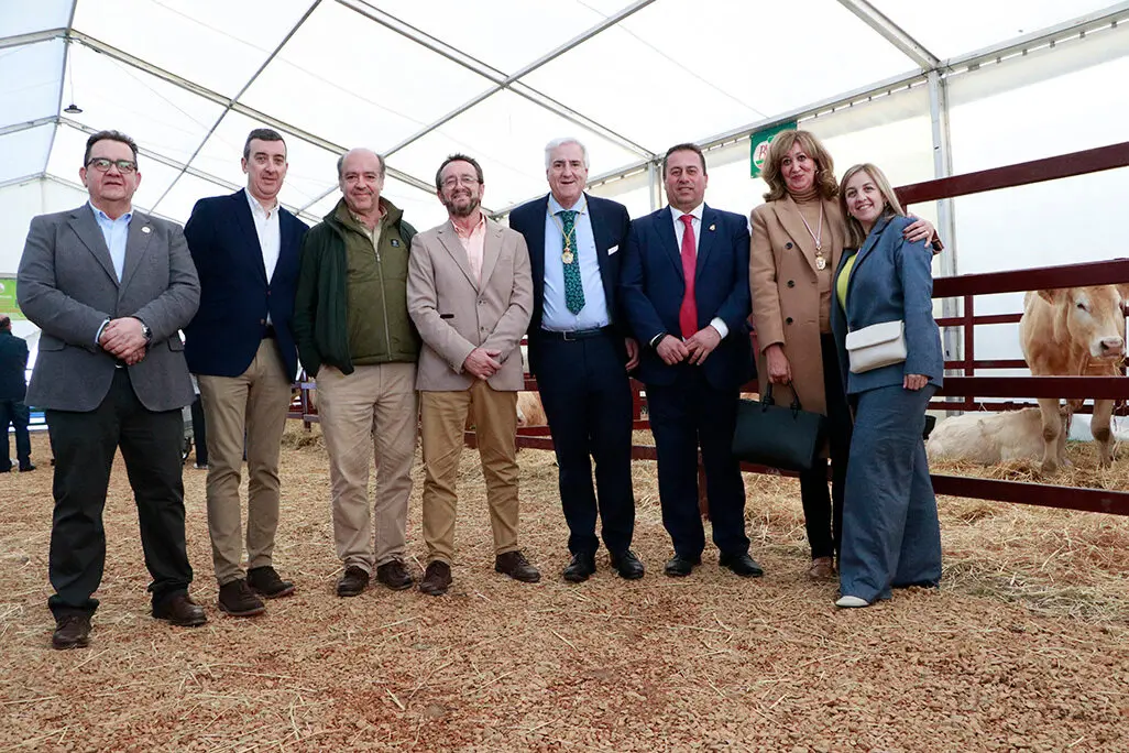 Pablo Toledano, en el centro junto al alcalde de Almod&oacute;ar del Campo, autoridades provinciales y ganaderos, en la reciente Feria _La Cuerda_