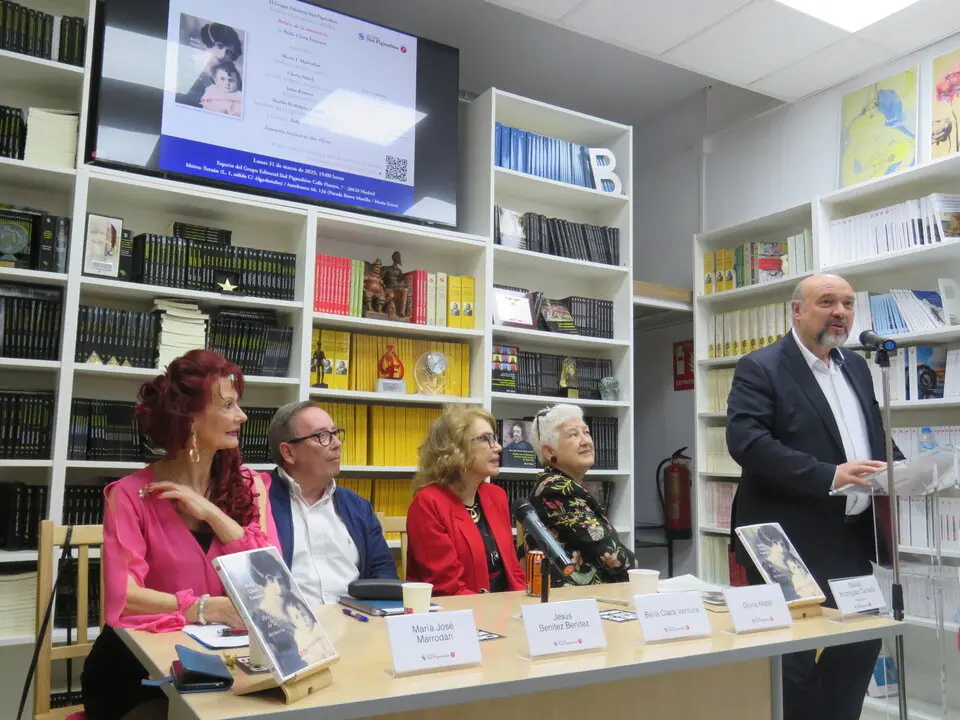 Mar&iacute;a Jos&eacute; Marrod&aacute;n; Jes&uacute;s Ben&iacute;tez; Bella Clara Ventura; Gloria Nistal, y de pie, Basilio Rodr&iacute;guez Ca&ntilde;ada