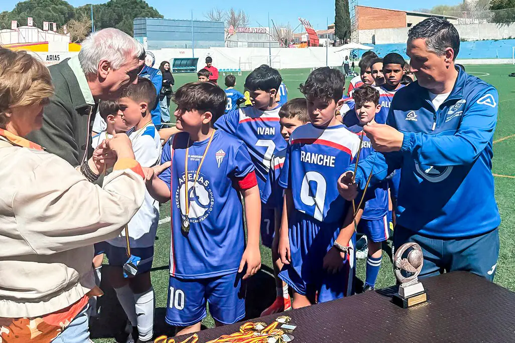 Los campeones reciben sus medallas
