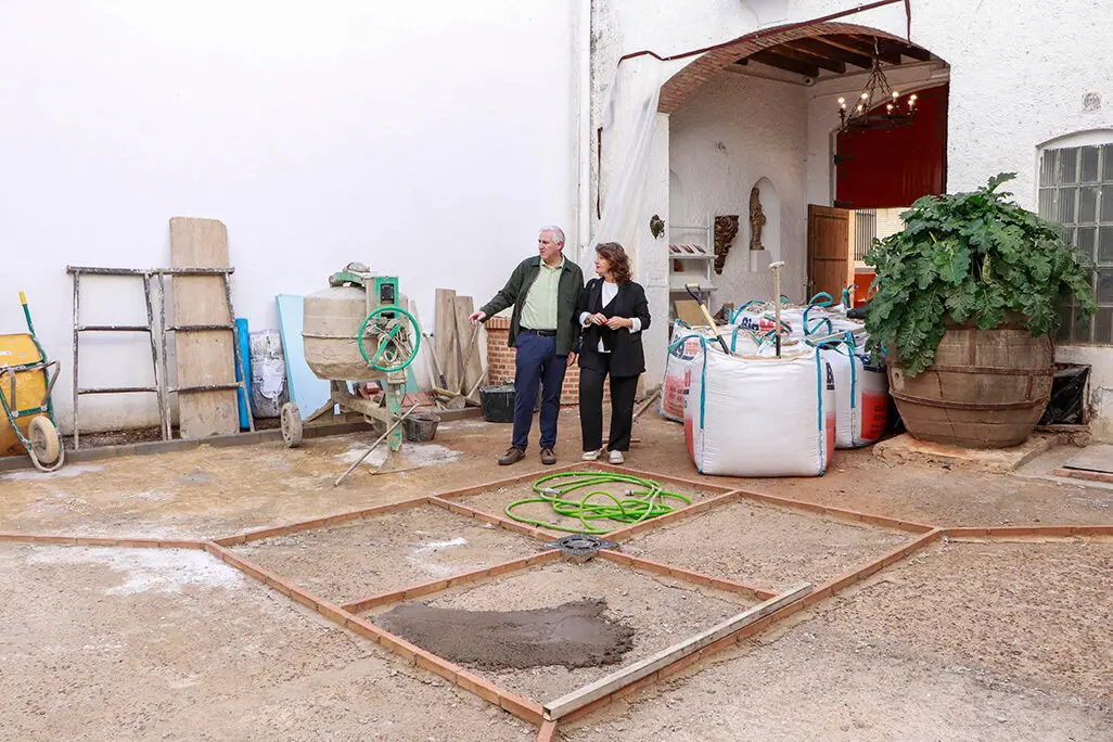 Jos&eacute; Lozano y Silvia Palmero, en el patio principal, uno de los que se est&aacute; remodelando