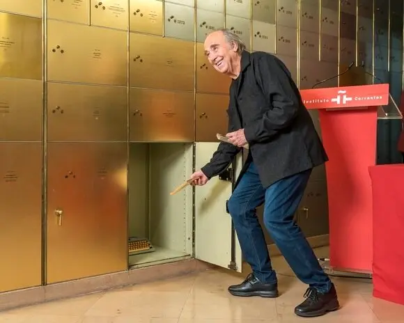Joan Manuel Serrat introduce en la caja n&uacute;mero 1276 un libro de Miguel Hern&aacute;ndez. Foto: Instituto Cervantes / Nuria Iniesta Sep&uacute;lveda