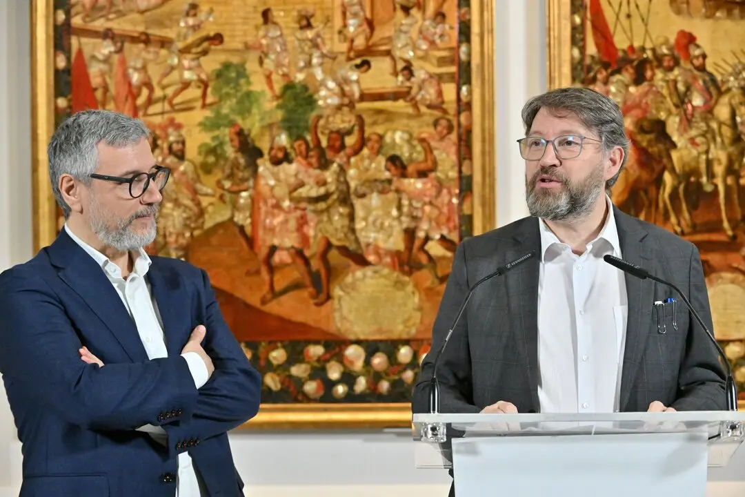 V&iacute;ctor Cageao, director de la Galer&iacute;a de las Colecciones Reales, y Andr&eacute;s Guti&eacute;rrez, director del Museo de Am&eacute;rica, durante la presentaci&oacute;n