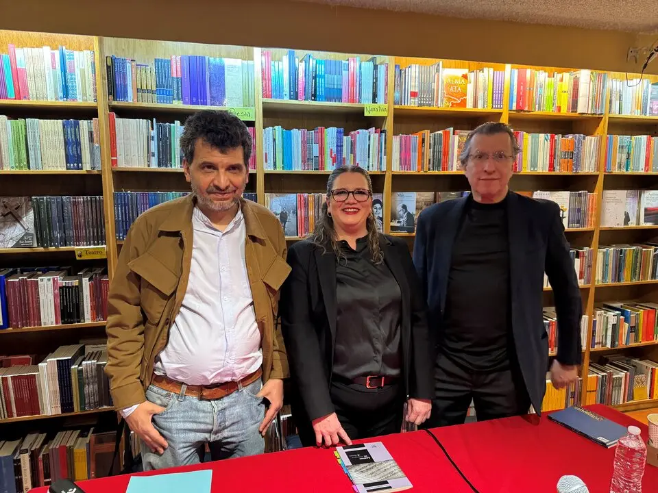 Juan Vadillo,  Maestro en la Facultad de Filosof&iacute;a y letras en la Universidad Nacional Aut&oacute;noma de M&eacute;xico (UNAM); la autora, Beatriz Saavedra y V&iacute;ctor Manuel Mendiola, Editor de la editorial El tuc&aacute;n de Virginia