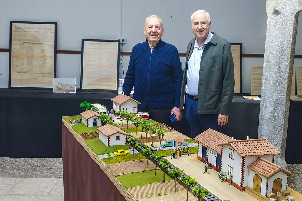 Rodrigo Lara y el alcalde Jos&eacute; Lozano, junto a la recreaci&oacute;n de la l&iacute;nea ferroviaria