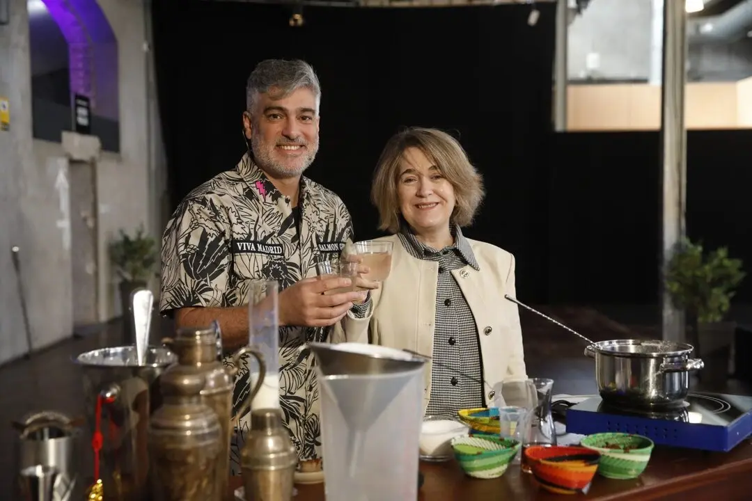 La delegada de Cultura, Turismo y Deporte, Marta Rivera de la Cruz, junto al precursor y propietario del bar-cocteler&iacute;a Salmon Guru, Diego Cabrera, durante la presentaci&oacute;n del c&oacute;ctel Madrid 91