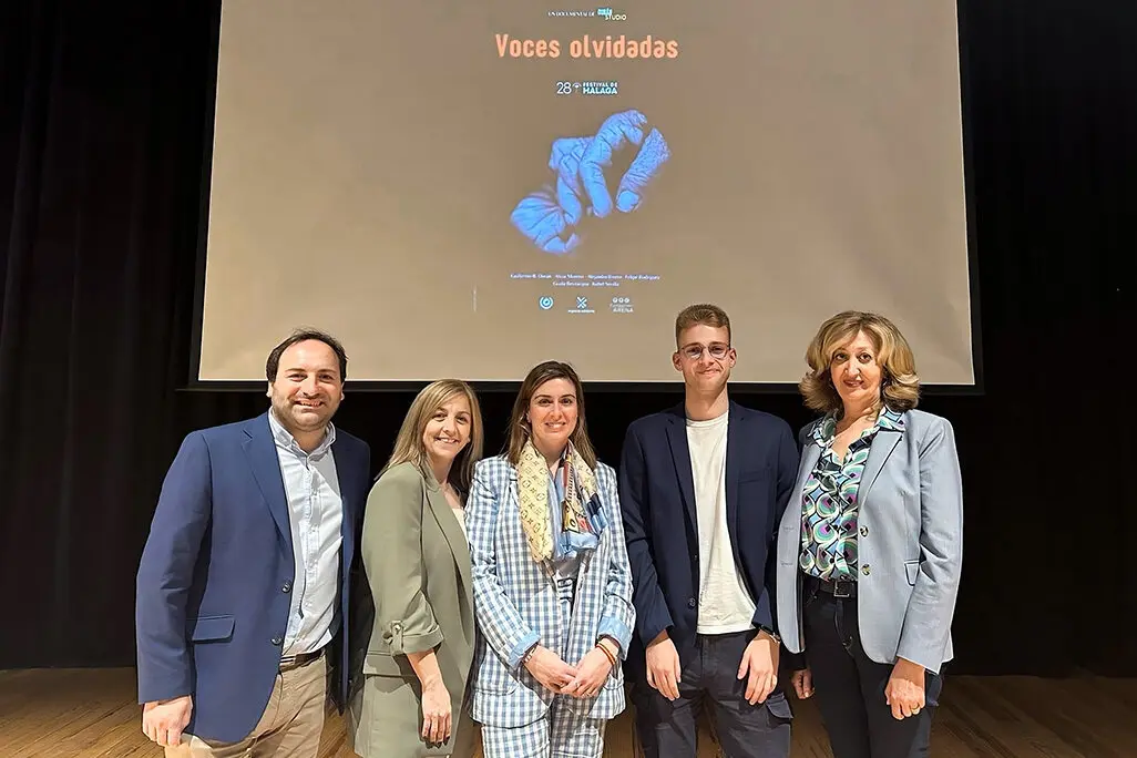 Guillermo R. Dur&aacute;n, junto a ediles del Ayuntamiento y al presentador del acto
