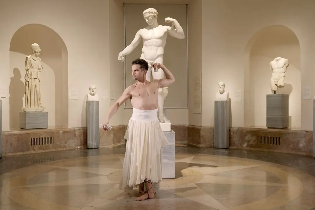 Antonio Najarro frente al Diad&uacute;meno de Policleto (Sala 73 del edificio Villanueva. Museo Nacional del Prado)