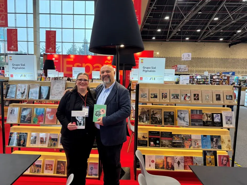 Beatriz Saavedra con el editor Basilio Rodr&iacute;guez Ca&ntilde;ada, presidente del Grupo Editorial Sial Pigmali&oacute;n