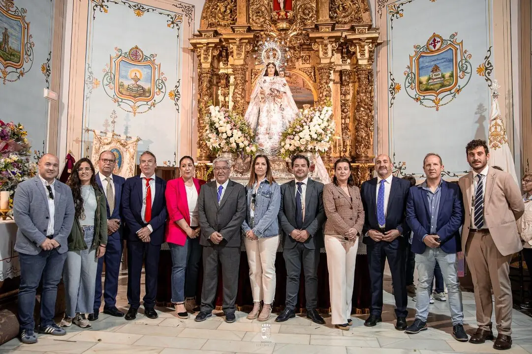La corporaci&oacute;n municipal posa junto a presidente y capitana de la Hermandad de la Virgen de los Santos