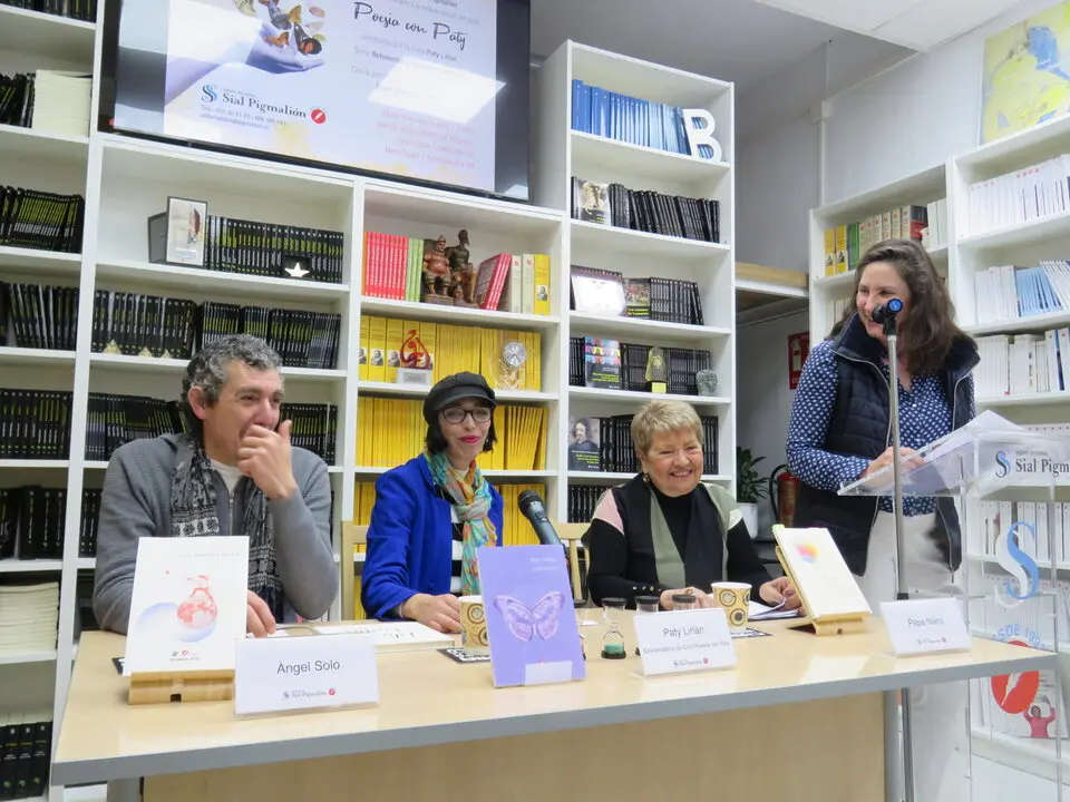 &Aacute;ngel Solo, Paty Li&ntilde;&aacute;n, Pepa Nieto y de pie, Raquel Delgado L&oacute;pez, directora del Grupo Editorial Sial Pigmali&oacute;n