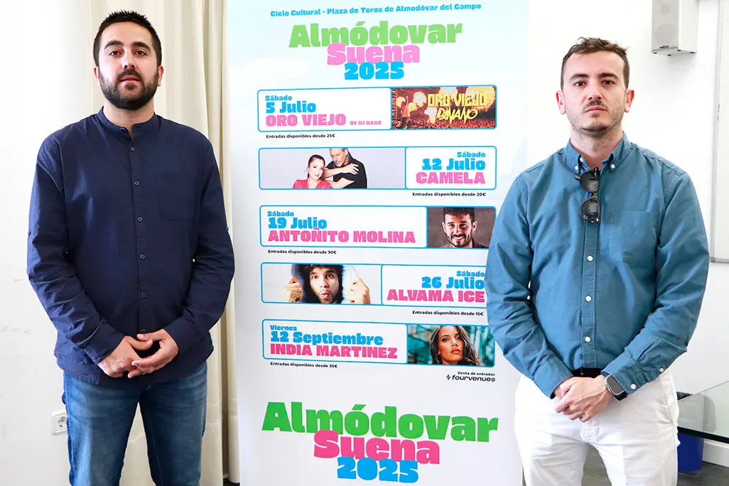 El edil de Festejos y el representante de SYS Producciones, junto al cartel de conciertos 'Almod&oacute;var Suena 2025'