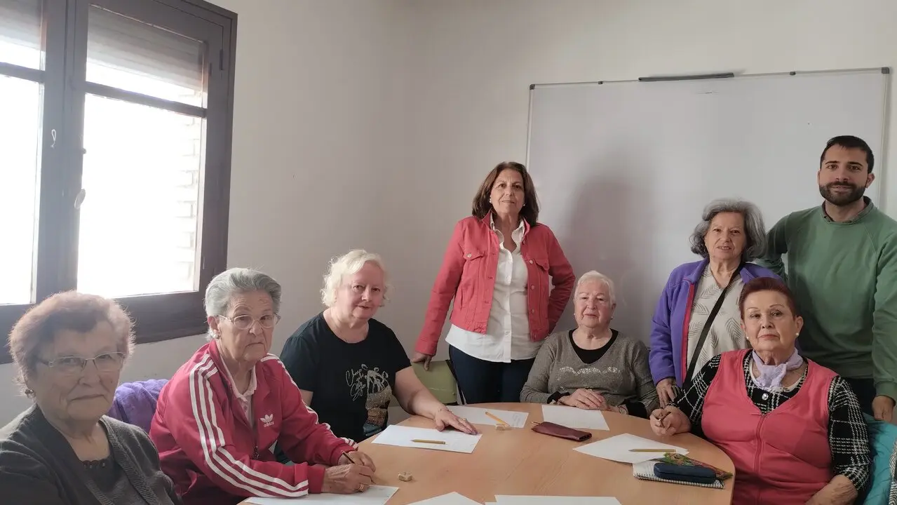Agustin Mora y Juana Ruiz junto a participantes del taller de memoria de Fuencaliente