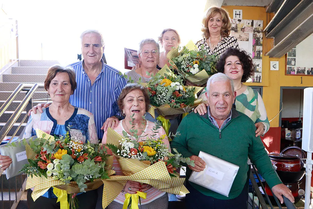 Integrantes del Consejo de Mayores saliente, junto a autoridades y la directora del Centro de Mayores