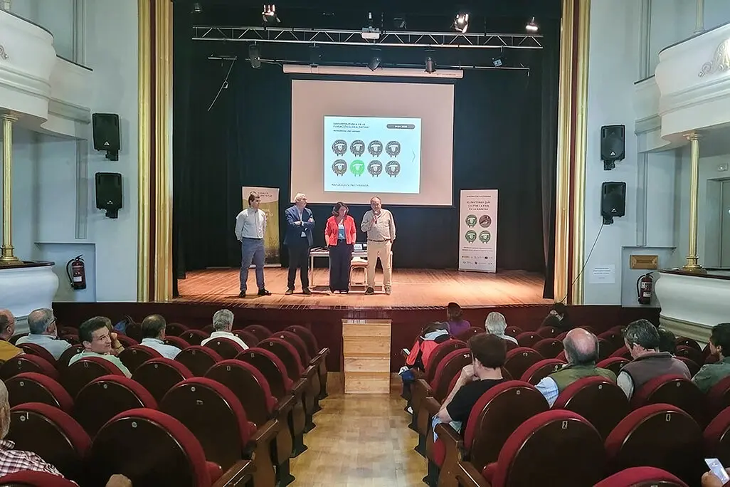 Un momento del acto celebrado en la tarde de este martes en el Teatro Municipal de Almod&oacute;var del Campo