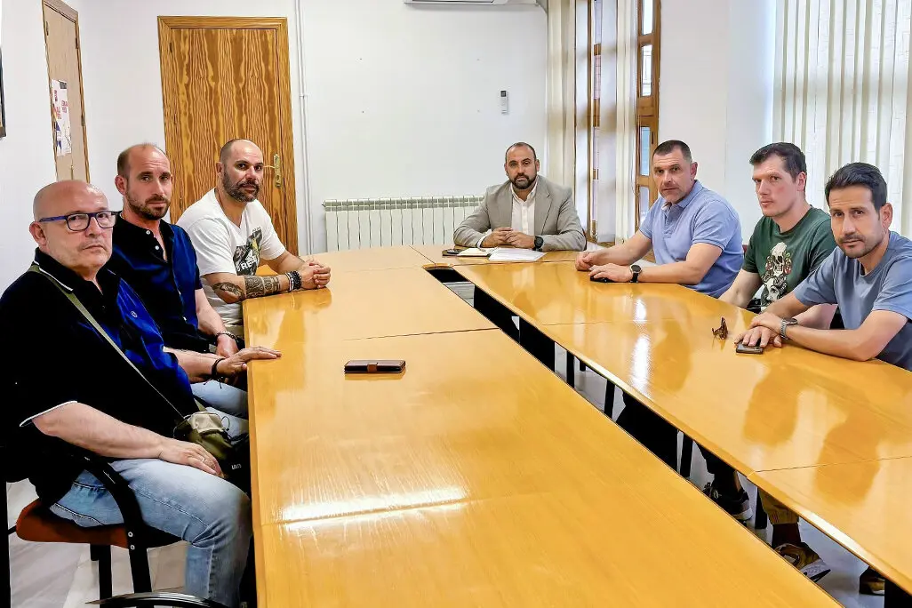 Un momento de la reuni&oacute;n con el alcalde de Argamasilla de Calatrava