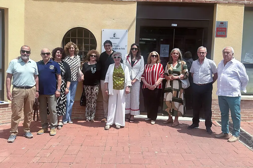 El nuevo Consejo de Mayores de Almod&oacute;var del Campo, junto a responsables del Centro, la Delegaci&oacute;n y la Concejal&iacute;a