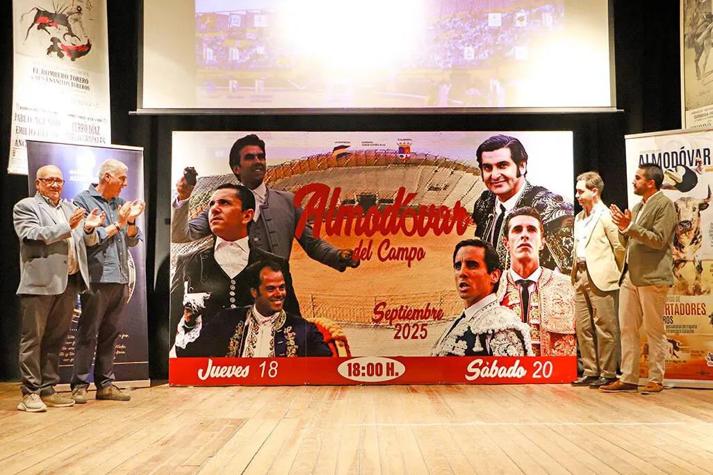 Carmelo Garc&iacute;a y Jos&eacute; Lozano (izq.) y Jorge Cuti&ntilde;o y Roberto Donoso (dcha.) al desvelar los carteles de la Feria Taurina 2025