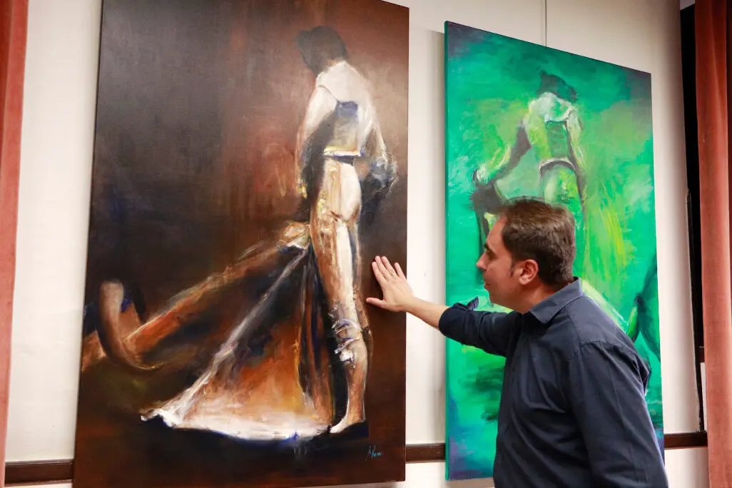 El pintor, explicando el concepto de ver&oacute;nica que ofreci&oacute; Victoriano de la Serna