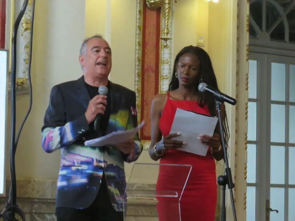 La Gala de entrega de premios fue presentada por la top model brasile&ntilde;a Natalia de Oliveira y el escritor y cr&iacute;tico Jos&eacute; Mar&iacute;a Paz Gago