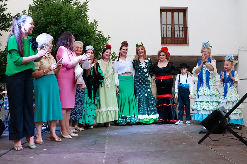 Varias de las participantes en el desfile, entre ellas la profesora del taller