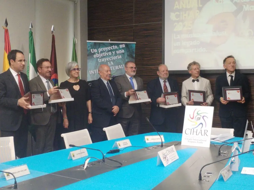 Los premiados con sus Medallas de Oro 2024, junto a Abdo Tounsi y Naima Benaicha Ziani, presidente y vicepresidenta de CIHAR