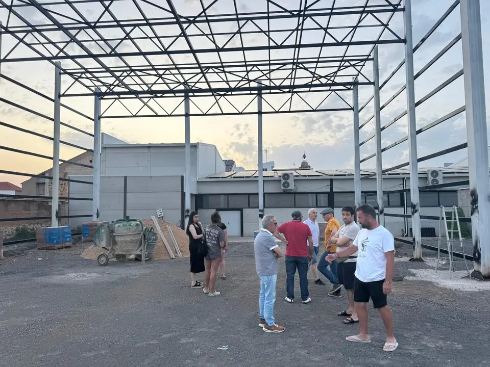 Andr&eacute;s C&aacute;rdenas, junto a vecinos, visita el avance de las obras del nuevo auditorio