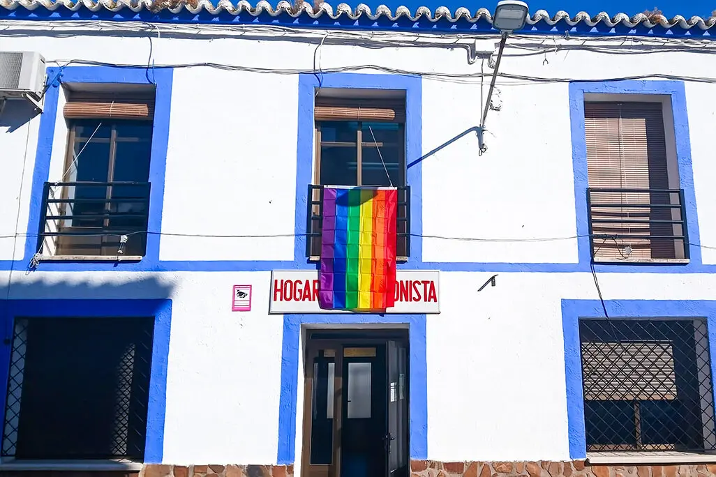 La bandera arco&iacute;ris, en el edificio consistorial torte&ntilde;o cuelga desde esta ma&ntilde;ana