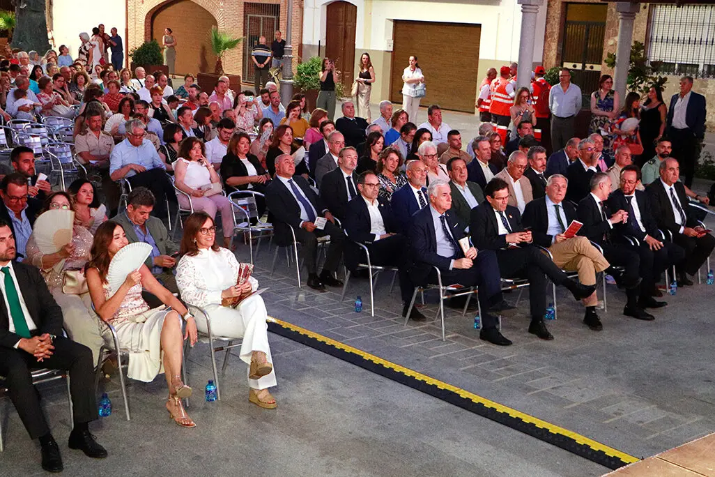 Parte de las autoridades y del p&uacute;blico que se congreg&oacute; en la Plaza Mayor