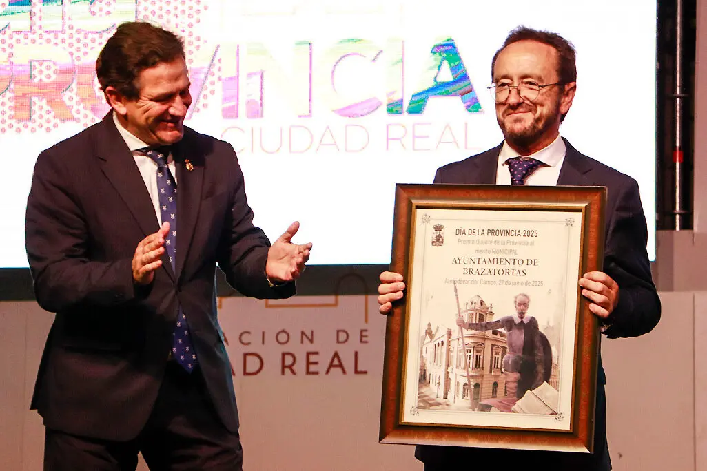 El alcalde torte&ntilde;o sostiene anoche la distinci&oacute;n del Quijote a su Ayuntamiento en presencia de Miguel &Aacute;ngel Valverde