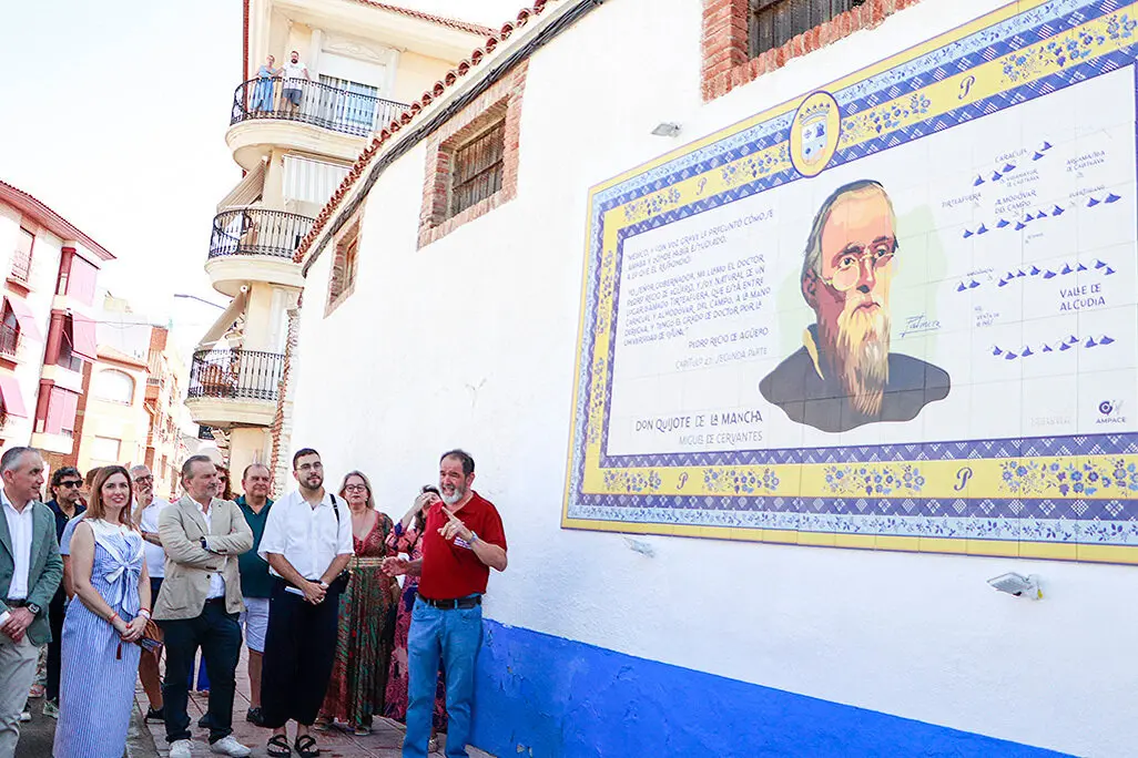 Jos&eacute; S&aacute;nchez, el veterano mesonero de _El Gallardo Vizca&iacute;no_, dando cuenta del doctor Pedro Recio que preside el mural cerca del ejido del Carmen