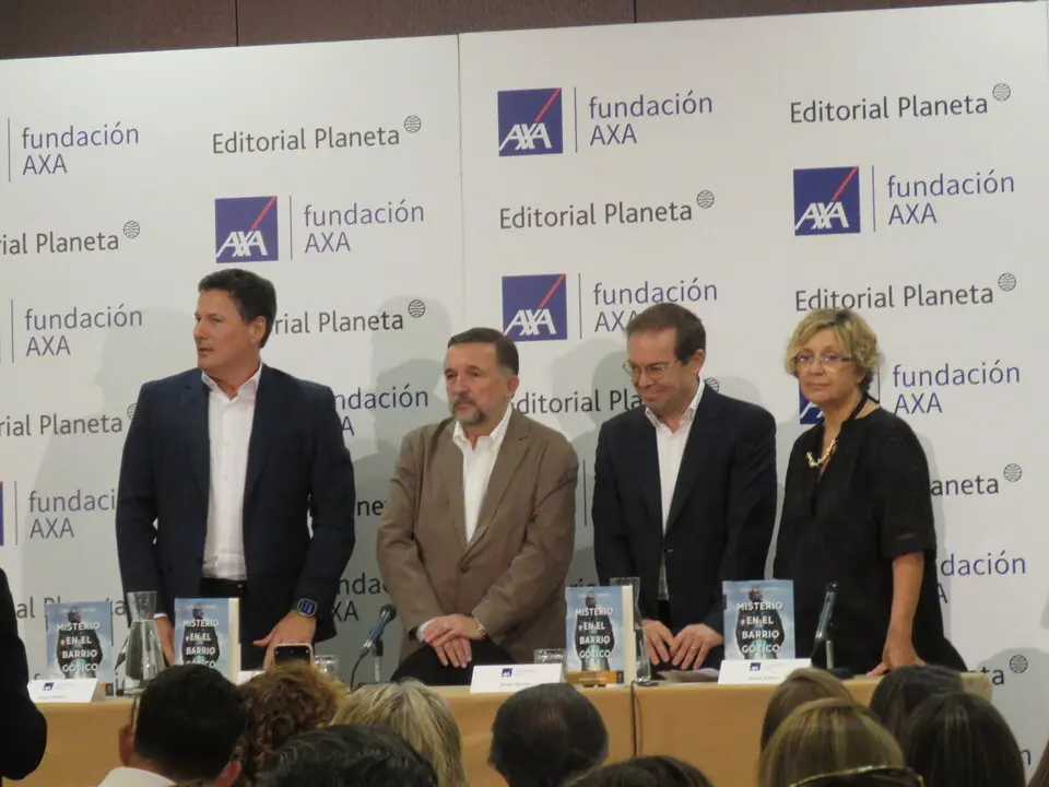 Josep Alfonso, Director de Comunicaci&oacute;n, Marca, Sostenibilidad y Fundaci&oacute;n AXA; Sergio Vila-Sanju&aacute;n; el escritor Javier Sierra y Bel&eacute;n L&oacute;pez, Directora de Editorial Planeta