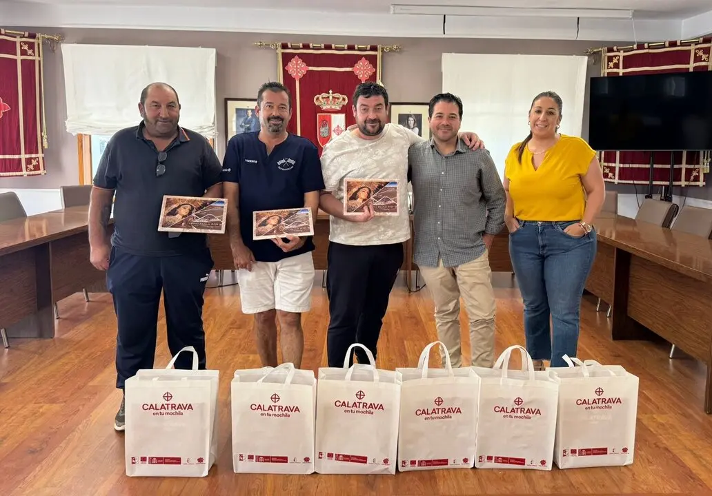 David Triguero y Elizabeth con representantes del Club Deportivo La Vereda