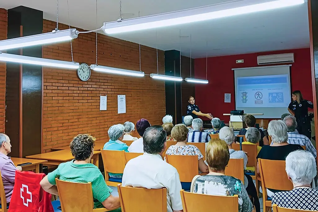 Las agentes de la Polic&iacute;a Local, al fondo, durante el taller que alberg&oacute; el Centro de Mayores