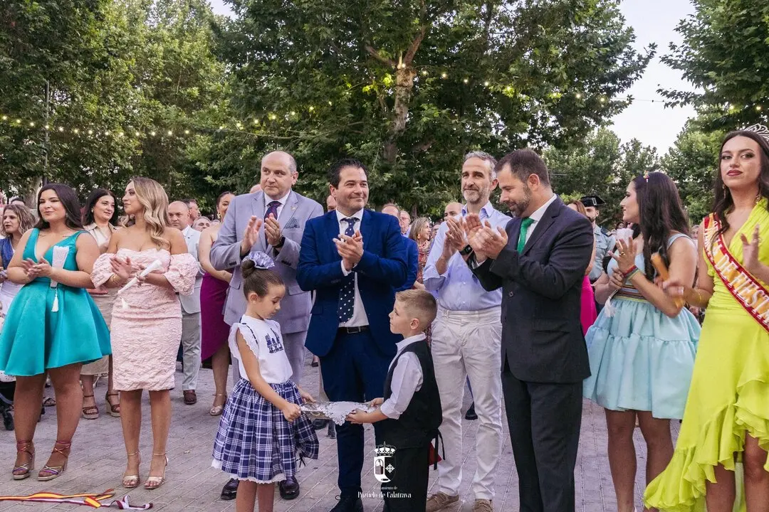 Momento del corte de cinta como inauguraci&oacute;n de las fiestas