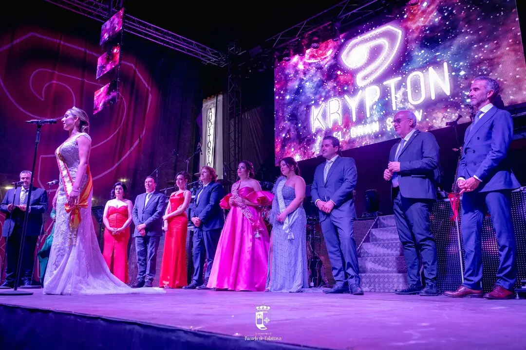 Momento de la coronaci&oacute;n de la Reina y Damas de la Virgen del Carmen de Pozuelo de Calatrava