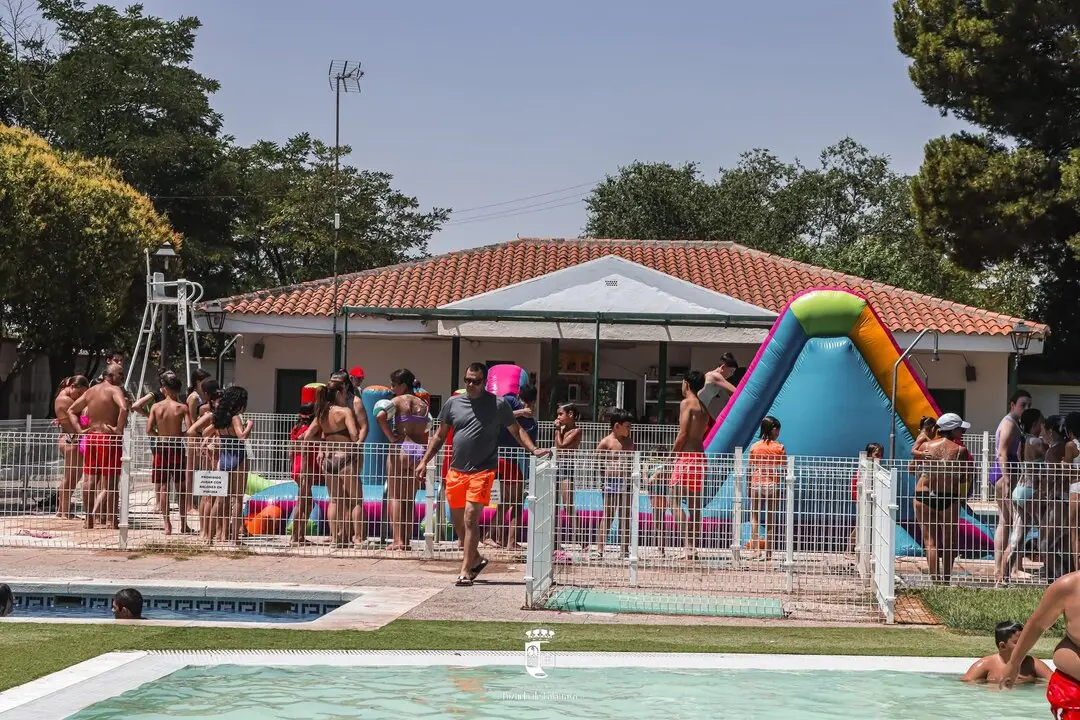 Las familias disfrutan de 'Pozuelo Splash' en la piscina municipal