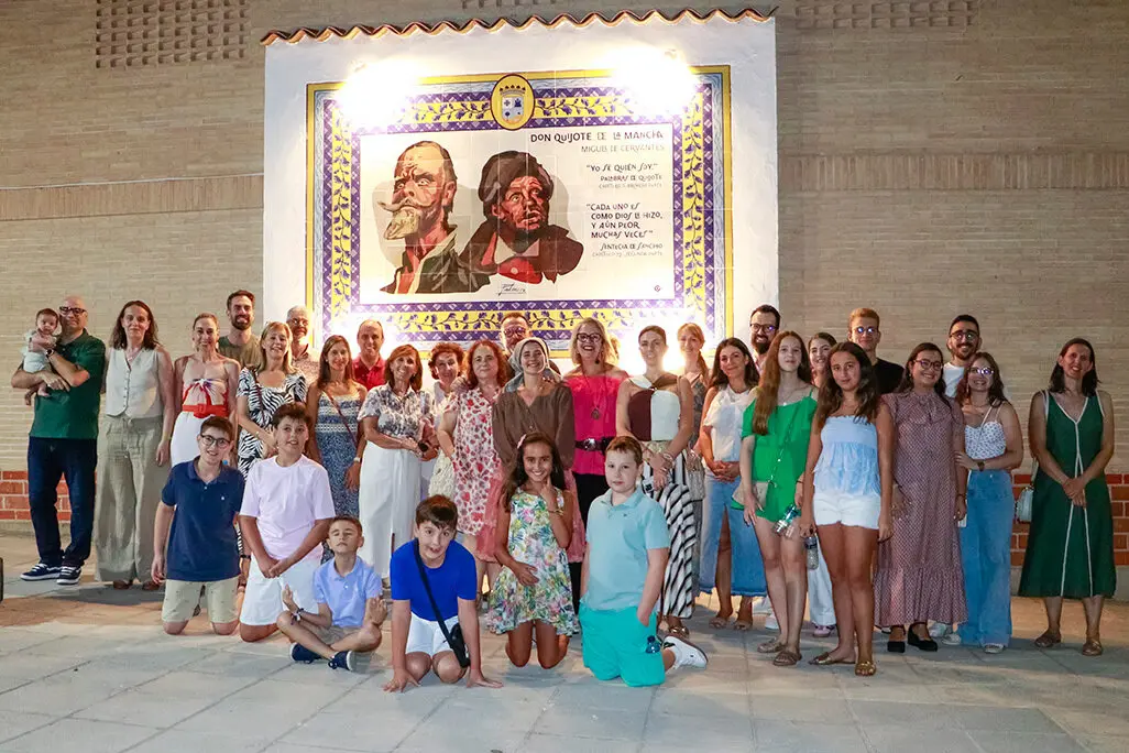 Posado de los participantes en la ruta del pasado viernes ante el mural de los principales protagonistas de El Quijote, en la plaza de San Benito