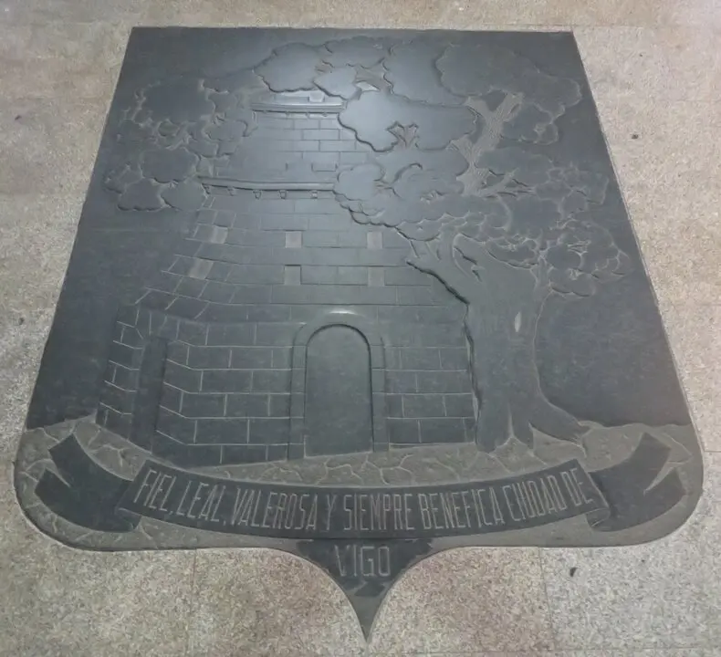 Escudo de la ciudad de Vigo a la entrada del Pazo de Qui&ntilde;ones de Le&oacute;n