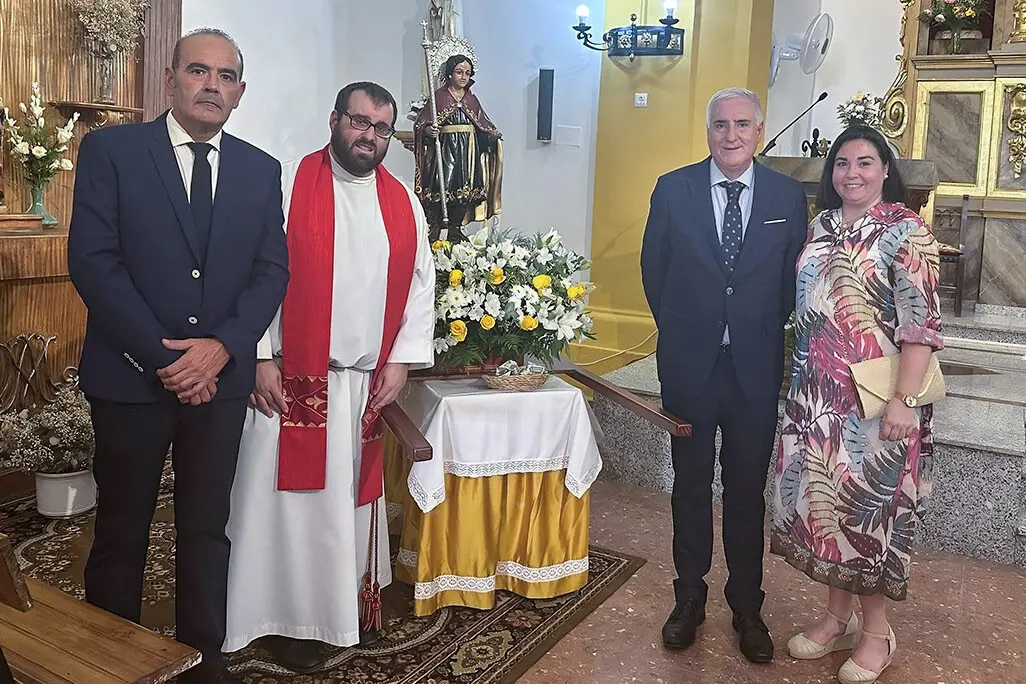 Autoridades junto a san Pantale&oacute;n, esta ma&ntilde;ana en la iglesia de San Benito