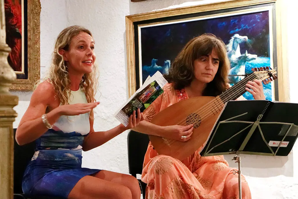 Junto a la int&eacute;rprete musical Beatriz P&eacute;rez Arellano, en la parte recital donde la autora comparti&oacute; varias de sus estrofas