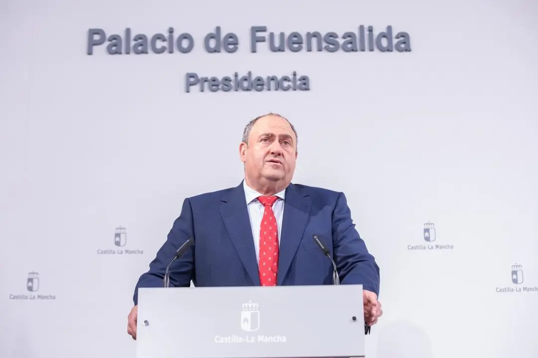 El consejero de Agricultura, Ganader&iacute;a y Desarrollo Rural, Juli&aacute;n Mart&iacute;nez Liz&aacute;n