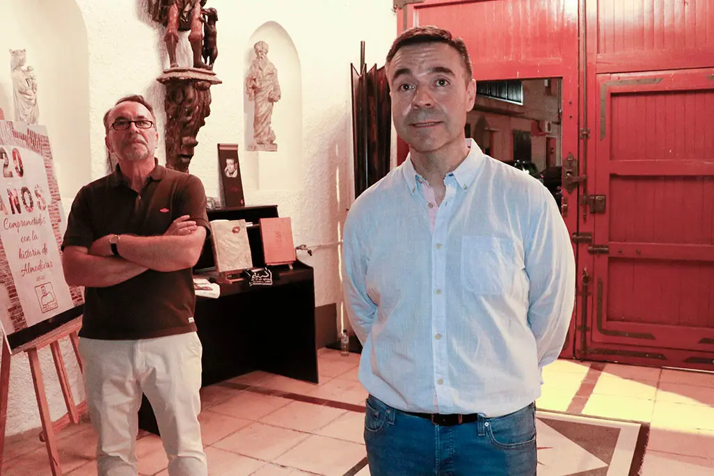 El flamante presidente, Rafael S&aacute;nchez, en primer t&eacute;rmino, junto a Javier de la Fuente, dirigi&eacute;ndose a los asistentes