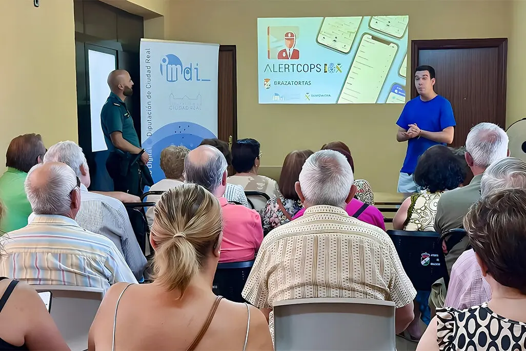 Un momento de la charla que acogi&oacute; el Hogar del Pensionista torte&ntilde;o