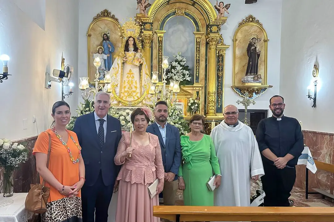 Autoridades, ayer tras las funci&oacute;n de mediod&iacute;a, junto a la patrona de Retamar
