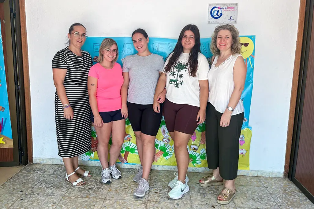 Las ediles, junto al equipo de monitoras que atiende la Escuela de Verano torte&ntilde;o