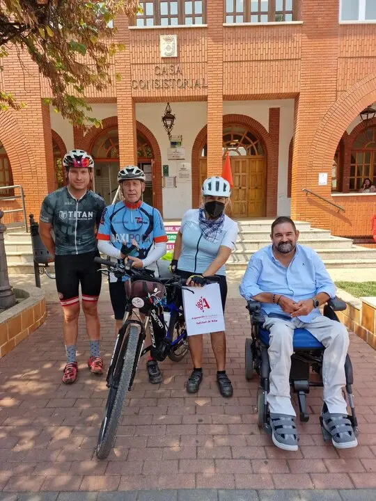 Carmen Lozano, esta ma&ntilde;ana junto al edil Sergio Gij&oacute;n y dos ciclistas acompa&ntilde;antes de Caminos y Ca&ntilde;adas