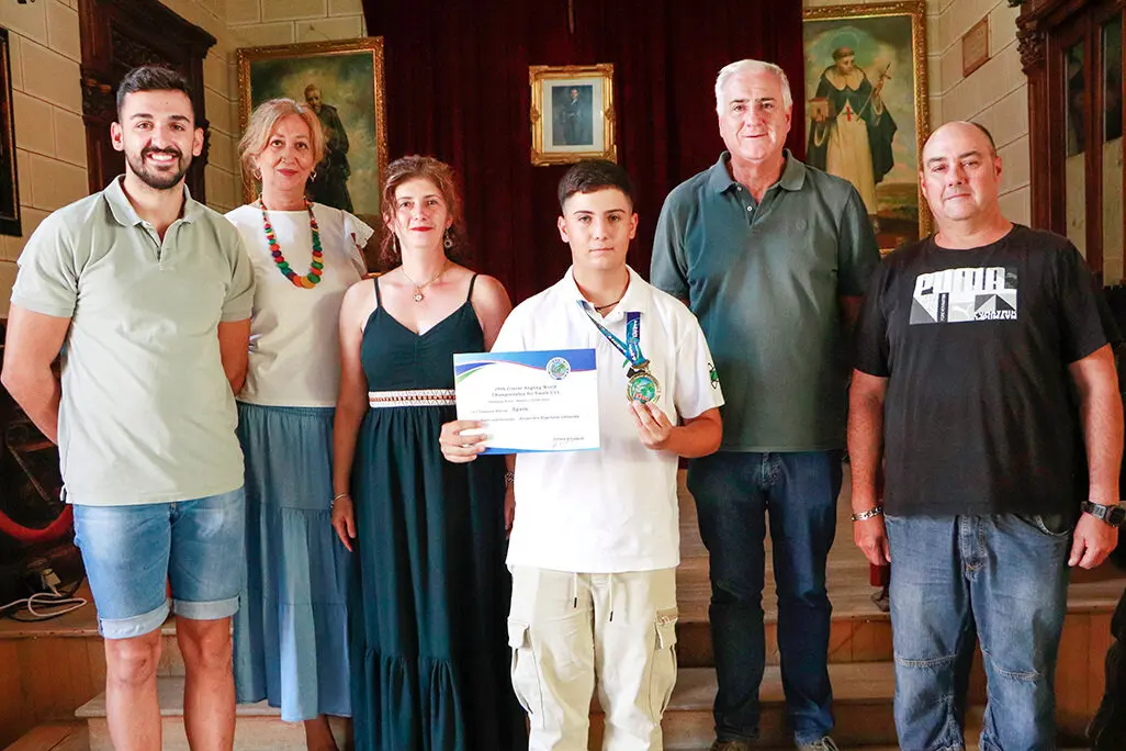 La familia Espinosa Labanda, posando en el sal&oacute;n plenario con el alcalde y dos de sus ediles