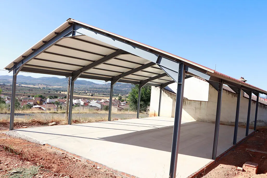 Estructura, cubierta y suelo del futuro centro social polivalente de La Vi&ntilde;uela, tras la ejecuci&oacute;n de su primera fase